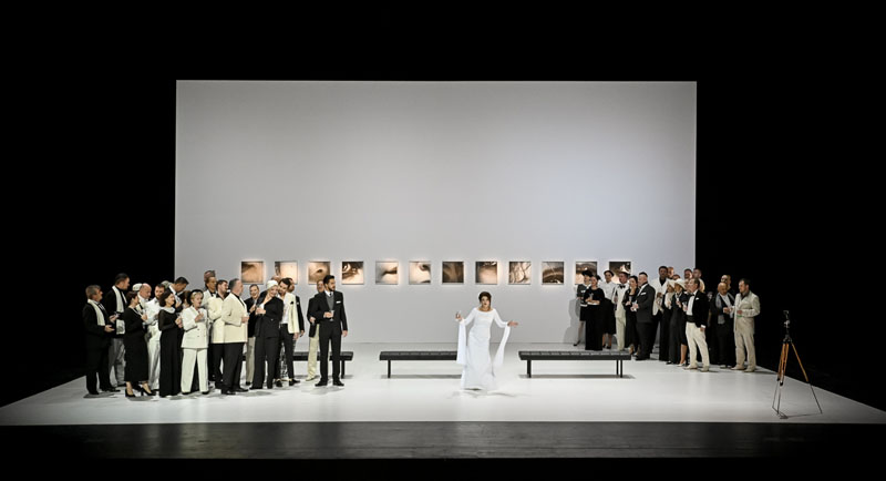 Opera Slovenského národného divadla Bratislava, La traviata, 2. premiéra, 30. októbra 2021: Ľubica Vargicová, v centre (foto Marek Olbrzymek)