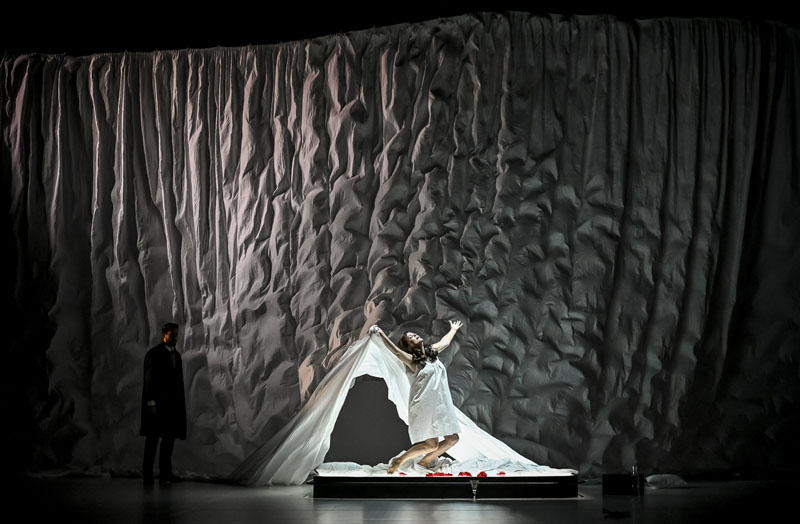 Opera Slovenského národného divadla Bratislava, La traviata, 2. premiéra, 30. októbra 2021: Ľubica Vargicová, záverečná scéna (foto Marek Olbrzymek)