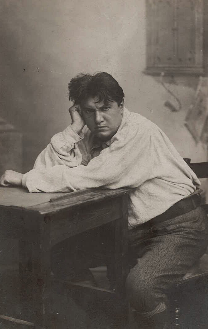 Otakar Mařák jako Turiddu v Mascagniho opeře Sedlák kavalír. Pohlednice, černobílá fotografie Verlag A. Mocsigay Hamburg, 1910 (foto se souhlasem Davida Chaloupky)