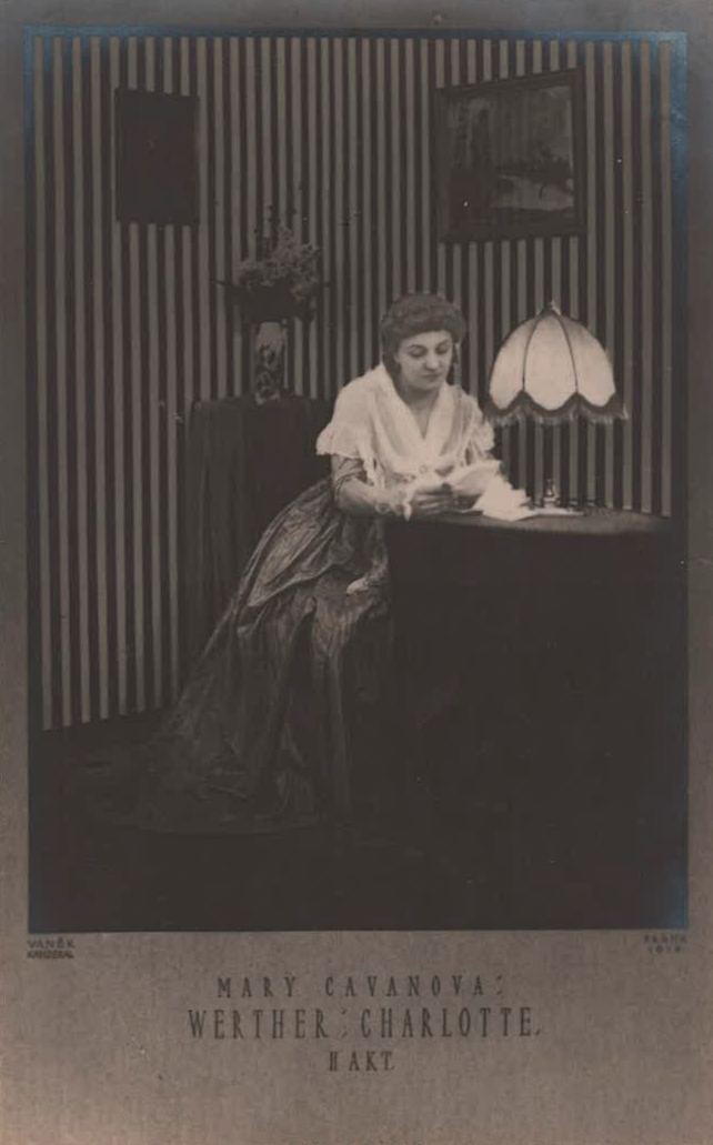 Mařákova manželka Mary Cavan jako Charlotte v Massenetově Wertherovi v dopisové scéně 2. aktu. Pohlednice, černobílá fotografie ateliér Vaněk – Kanderal Praha, 1916 (foto se souhlasem Davida Chaloupky)