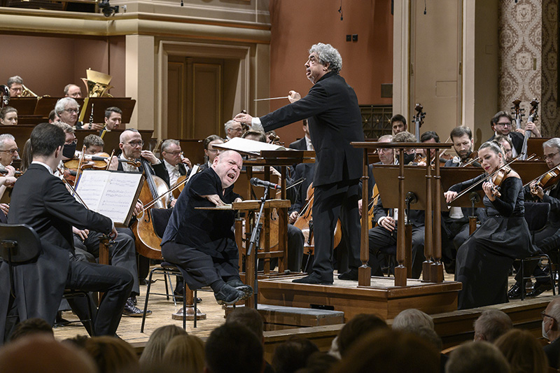 Thomas Quasthoff, Semjon Byčkov, Česká filharmonie, 17. února 2022 (foto Petra Hajská)