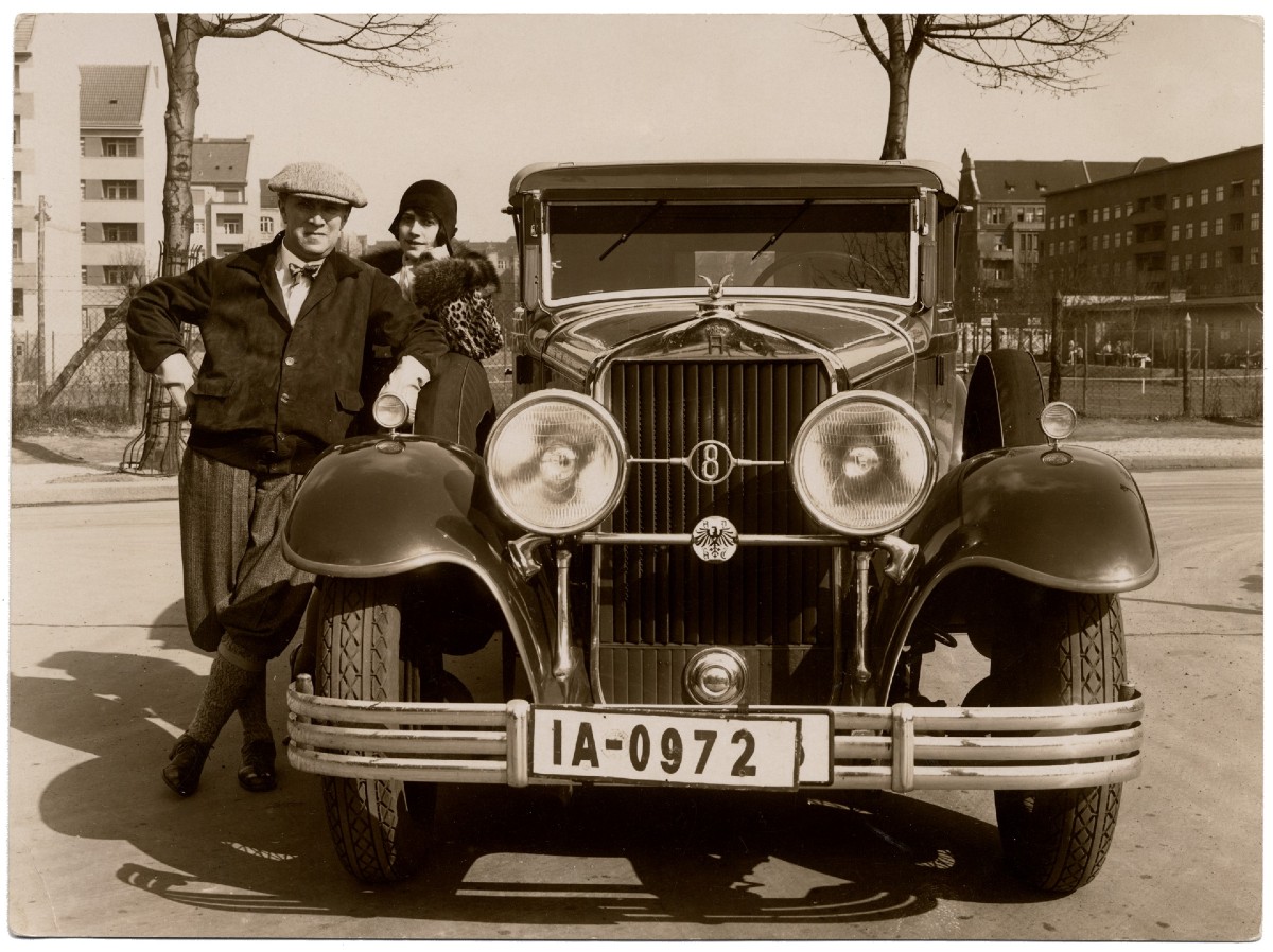 Franz Schreker se svou ženou Mariou a novým automobilem v roce 1927 (zdroj Musica non grata, foto Franz Schreker Foundation)