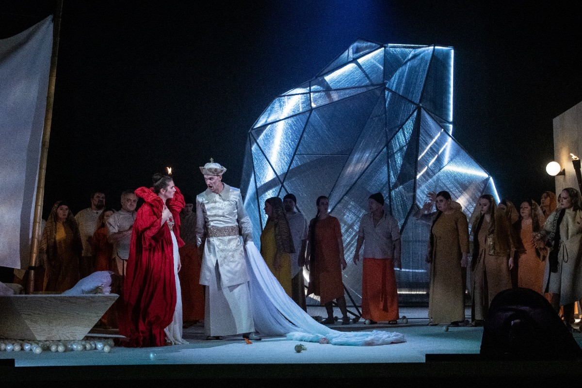 Georges Bizet: Lovci perel – Helena Beránková, David Szendiuch, Opera 2022 (zdroj Opera 2022, foto Jan Procházka)