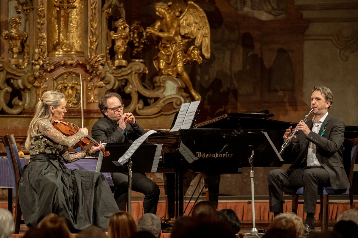 Dumky a báchorky, 1. března 2022 – Jitka Hosprová, Jan Mach, Kryštof Mařatka (zdroj  Symfonický orchestr hl. m. Prahy FOK, foto Petr Dyrc)