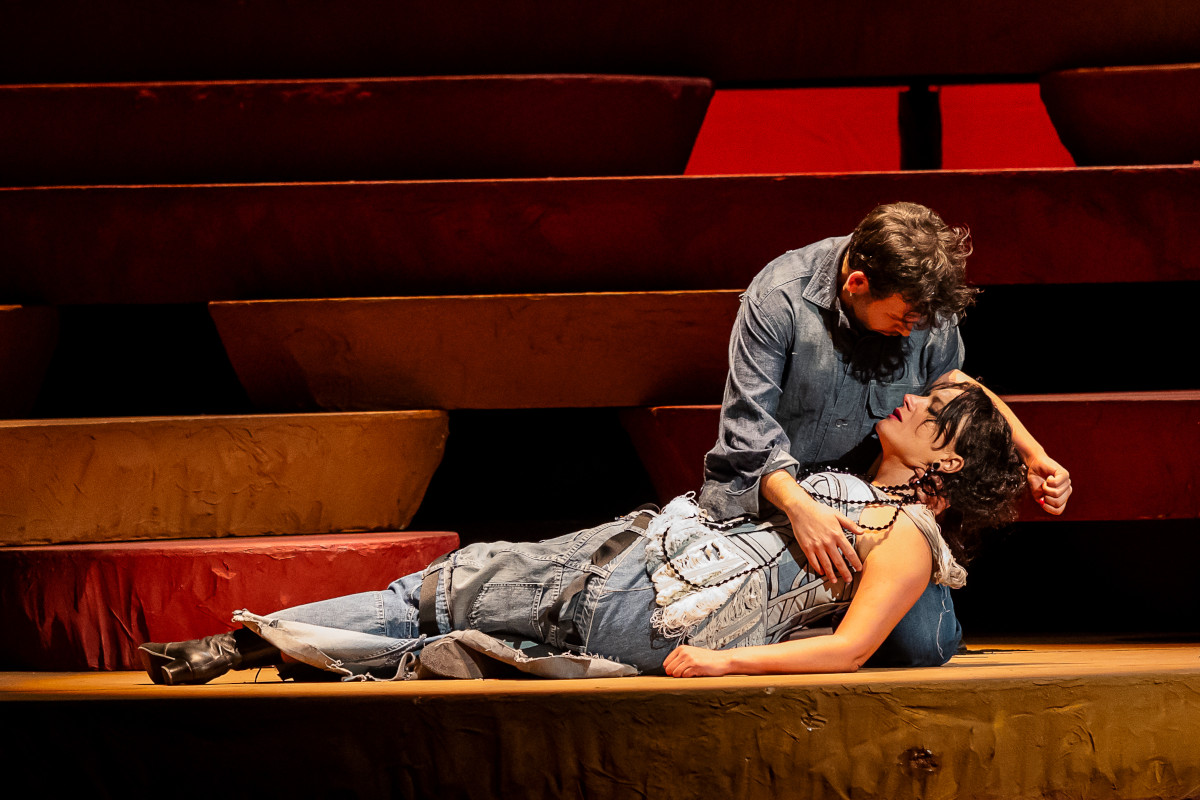 G. Bizet: Carmen - Luis Gomes, Nana Dzidziguri - Národní divadlo 2022 (foto Zdeněk Sokol)