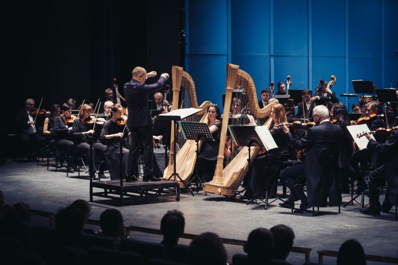 Hisaishi diriguje Hisaishiho – Joe Hisaishi, Filharmonie Brno, 28. dubna 2022 (foto Vojtěch Kába)