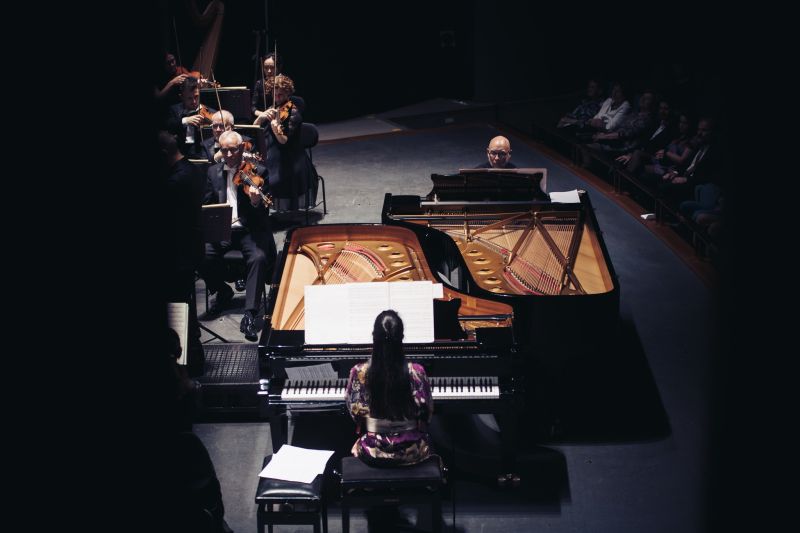 Hisaishi diriguje Hisaishiho – Maki Namekawa, Dennis Russell Davies, Filharmonie Brno, 28. dubna 2022 ( foto Vojtěch Kába)