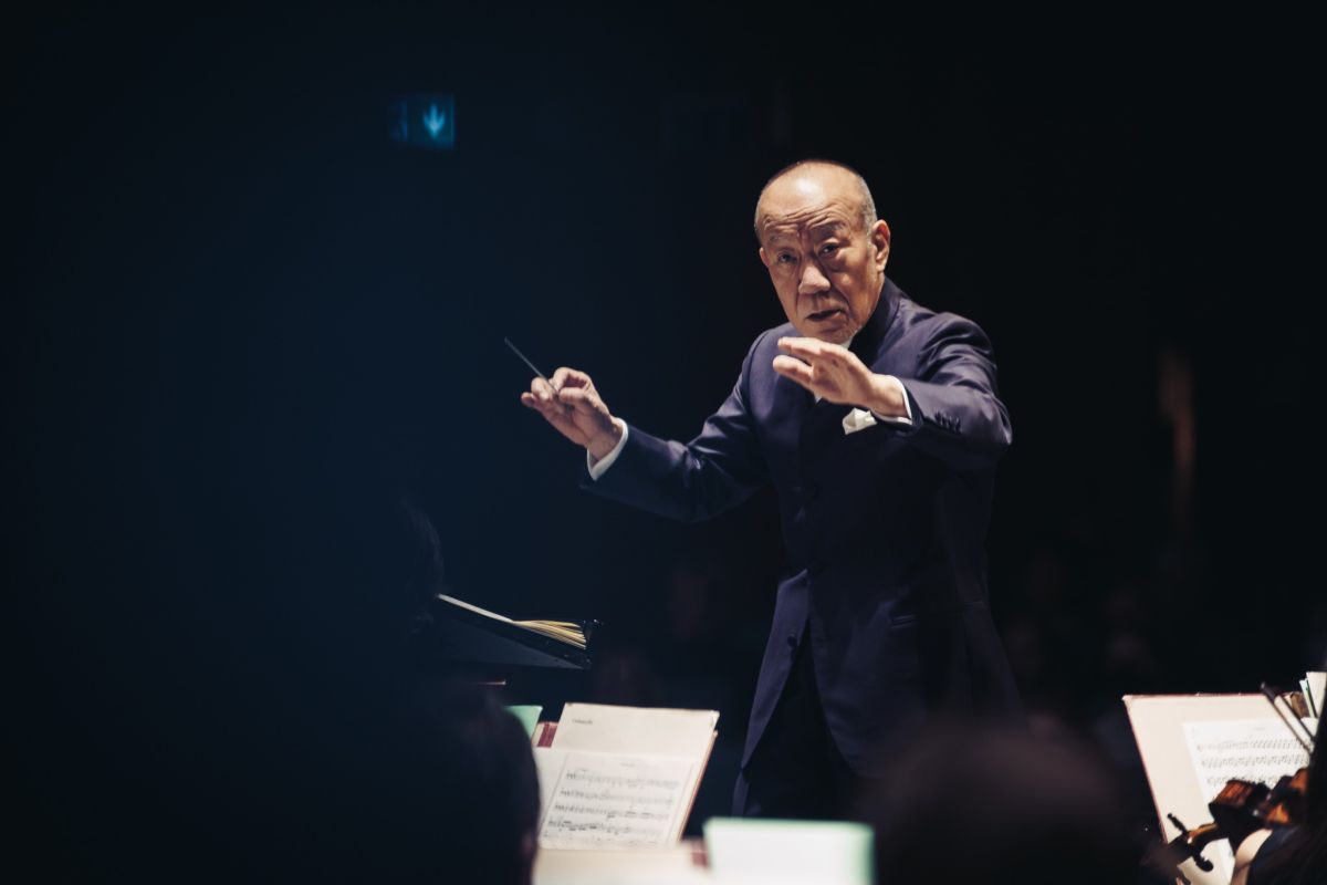 Hisaishi diriguje Hisaishiho – Joe Hisaishi, Filharmonie Brno, 28. dubna 2022 (foto Vojtěch Kába)