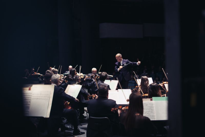 Hisaishi diriguje Hisaishiho – Joe Hisaishi, Filharmonie Brno, 28. dubna 2022 (foto Vojtěch Kába)