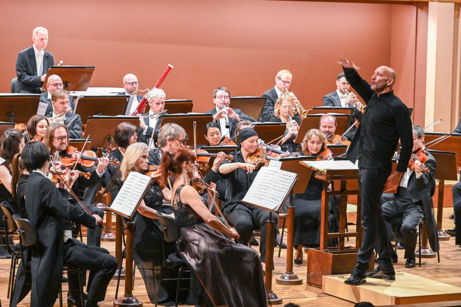 PKF – Prague Philharmonia: Gounod. Mozart. Strauss. – Emmanuel Villaume, 8. května 2022, Rudolfinum (zdroj PKF – Prague Philharmonia, foto Ivan Malý)