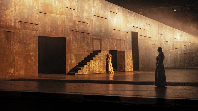 Giuseppe Verdi: Otello – Pavla Vykopalová a Jana Hrochová, Národní divadlo Brno (foto Patrik Borecký