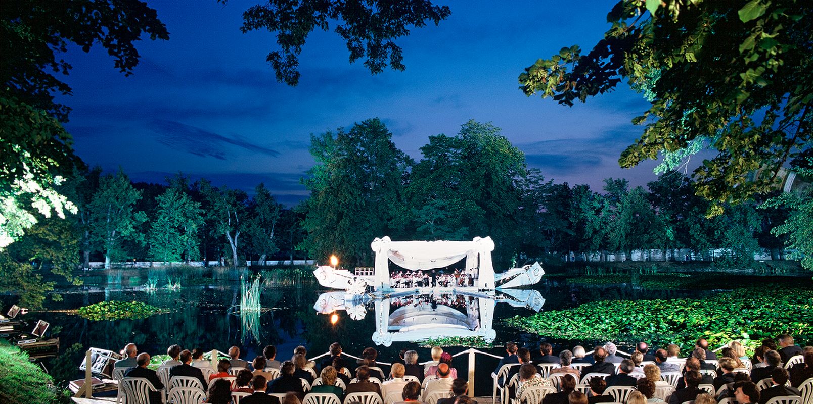 Mezinárodní hudební festival Český Krumlov – scéna na jezírku (foto Libor Sváček)