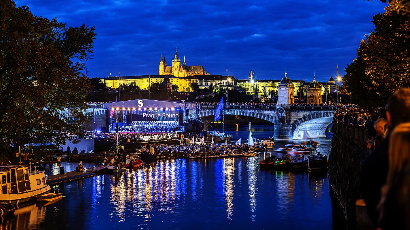 Festival Prague Sounds: Koncert pro Evropu, 2. září 2022, plovoucí scéna u Slovanského ostrova v Praze (zdroj Prague Sounds, foto Radoslav Vnenčák) 