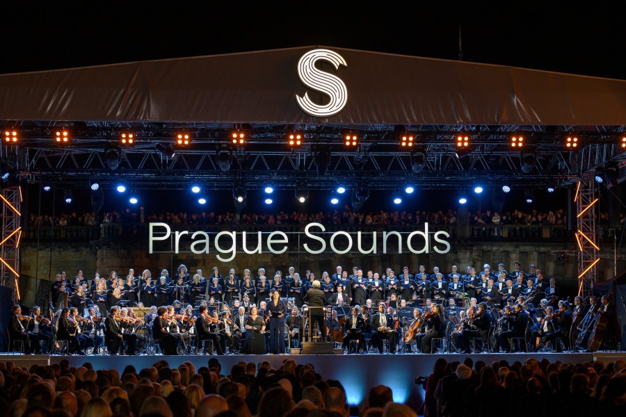 Festival Prague Sounds: Koncert pro Evropu, 2. září 2022, plovoucí scéna u Slovanského ostrova v Praze (zdroj Pražský filharmonický sbor)