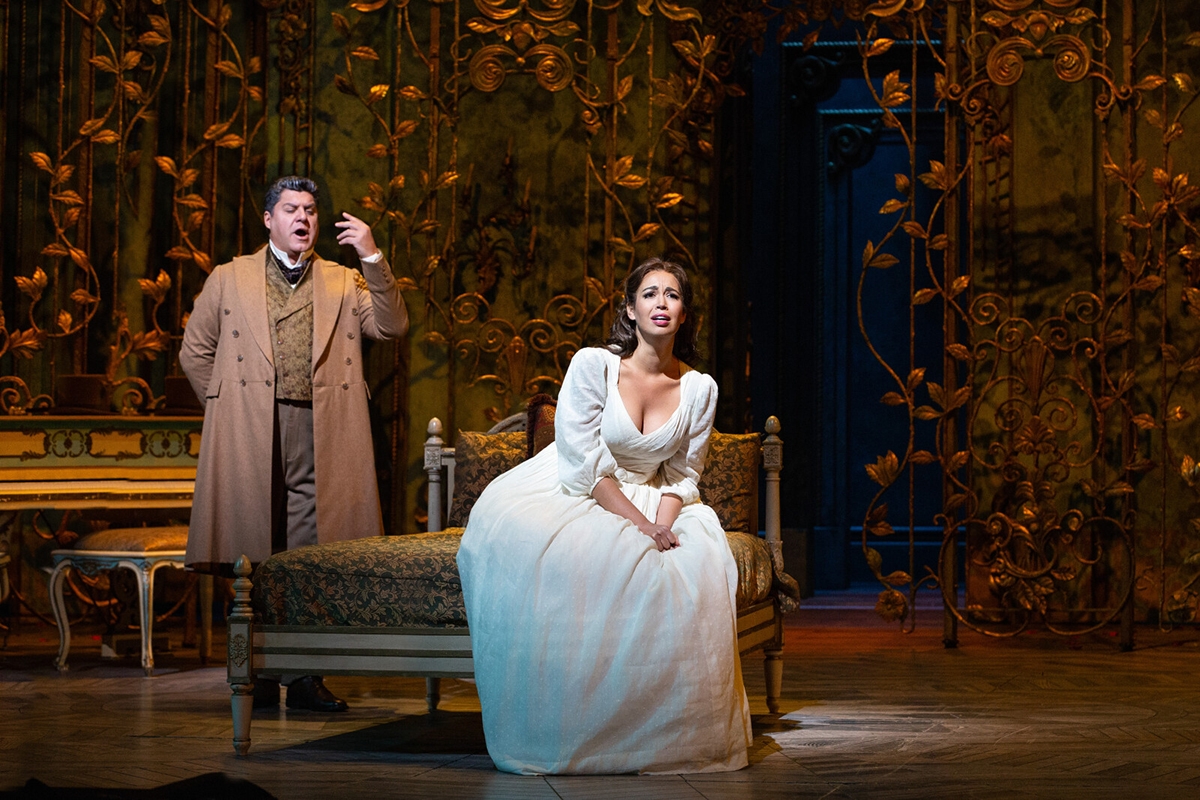 Giuseppe Verdi: La traviata, Metropolitní opera New York – Luca Salsi jako Germont a Nadine Sierra jako Violetta (foto Marty Sohl, zdroj Aerofilms)