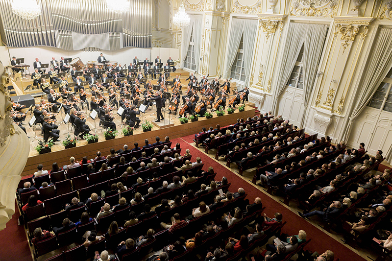 MacMillan – Mozart – Šostakovič, 10. listopadu 2022, Koncertní síň Slovenské filharmonie – Daniel Raiskin a Slovenská filharmónia (foto Alexander Trizuljak)