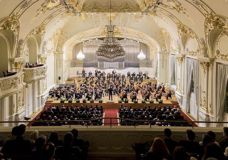 MacMillan – Mozart – Šostakovič, 10. listopadu 2022, Koncertní síň Slovenské filharmonie – Daniel Raiskin a Slovenská filharmónia (foto Alexander Trizuljak)