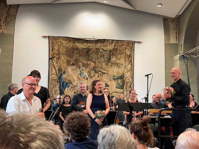 Konstanzer Musikfestival 21. července 2022 – zleva Frédéric Bolli, Ania Vegry a dirigent Benjamin Lack (foto Jiří Bezděk)