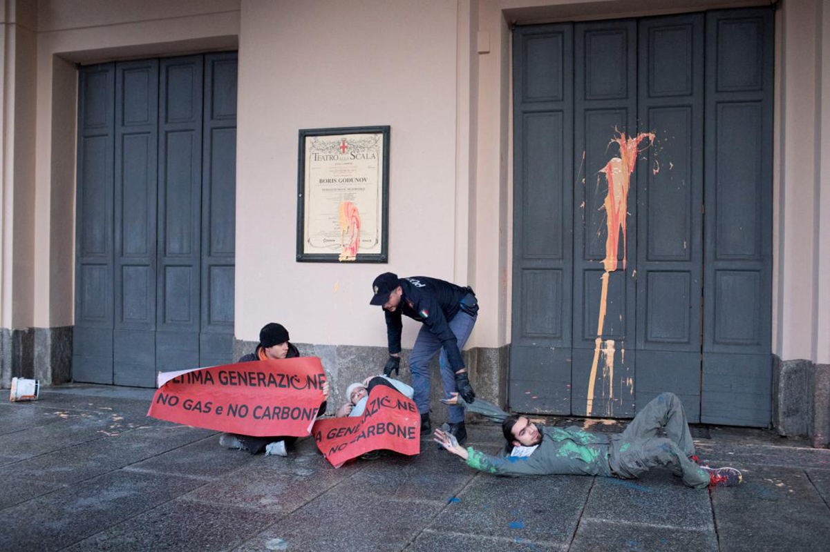 Ekologičtí aktivisté polili La Scalu barvou (zdroj Reuters)