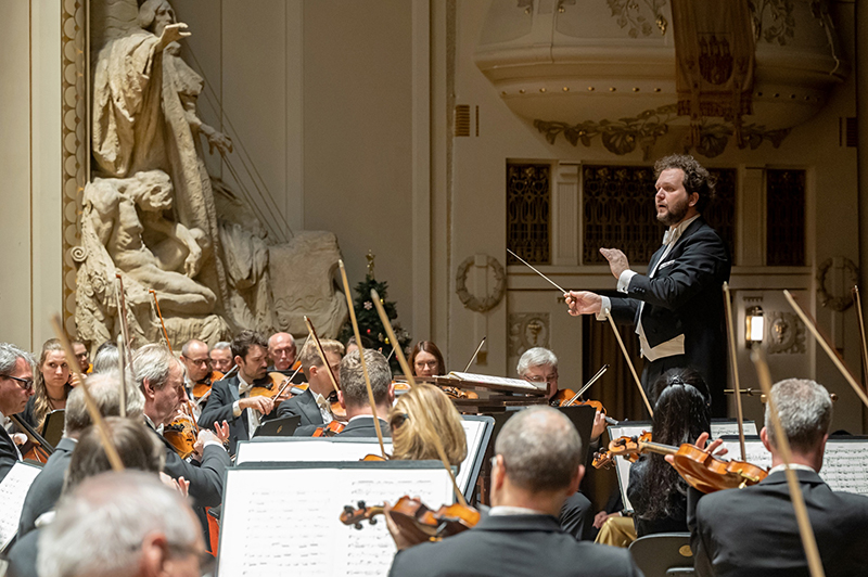 Novoroční koncert FOK, 1. ledna 2023 – Tomáš Brauner a Symfonický orchestr hlavního města Prahy FOK (foto Petr Dyrc)