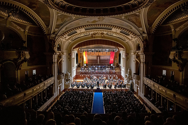 Novoroční koncert FOK, 1. ledna 2023 – Tomáš Brauner a Symfonický orchestr hlavního města Prahy FOK (foto Petr Dyrc)