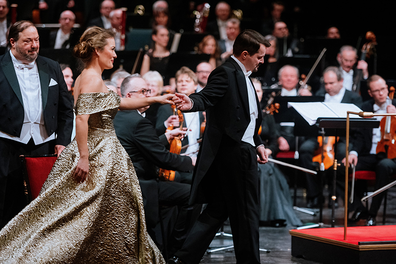 Sergej Rachmaninov: Zvony / Igor Stravinskij: Oedipus Rex, 20. ledna 2023 – John Fiore, Alžběta Poláčková, Jiří Brückler, Sbor a Orchestr Národního divadla (foto Jan Hromádko)