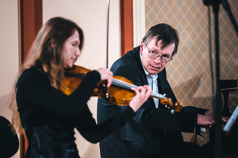 Český spolek pro komorní hudbu • Brahms trio Praha, 14. února 2023 – Xenie Dohnalová a Daniel Wiesner (foto Petr Chodura)