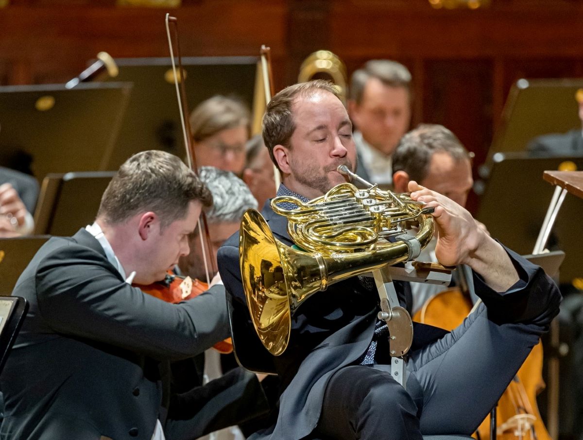 Felix Klieser, 8. února 2023 (zdroj Symfonický orchestr hl. m. Prahy FOK, foto Petr Dyrc)