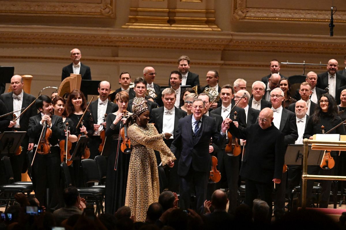 Angelique Kidjo, Philip Glass, Dennis R. Davies, Carnegie Hall, New York, 8. února 2022 (zdroj Filharmonie Brno)