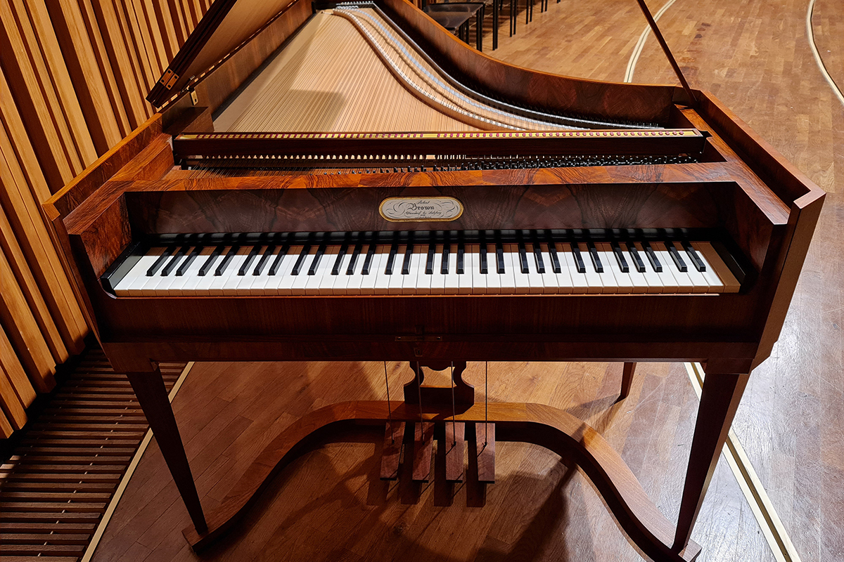 Nový kladívkový klavír na Pražské konzervatoři z dílny Roberta Browna (zdroj Pražská konzervatoř)