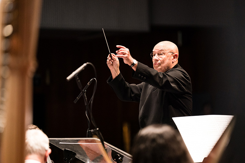 Filharmonie Brno – Schnittke & Rachmaninov, Cyklus Filharmonie v divadle, 9. března 2023 – Dennis Russell Davies (foto Jan Prokopius)