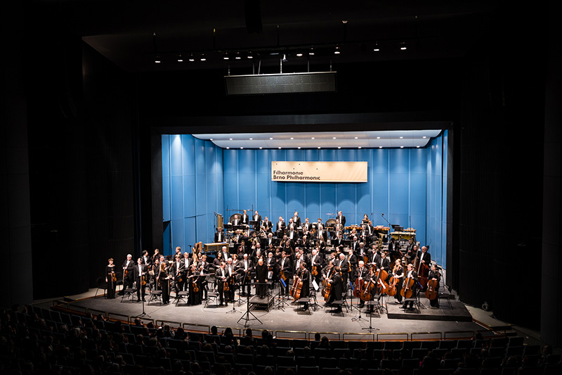Filharmonie Brno – Schnittke & Rachmaninov, Cyklus Filharmonie v divadle, 9. března 2023 – Milan Paľa, Dennis Russell Davies (foto Jan Prokopius)