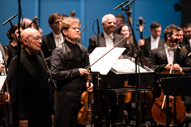 Filharmonie Brno – Schnittke & Rachmaninov, Cyklus Filharmonie v divadle, 9. března 2023 – Dennis Russell Davies, Milan Paľa (foto Jan Prokopius)