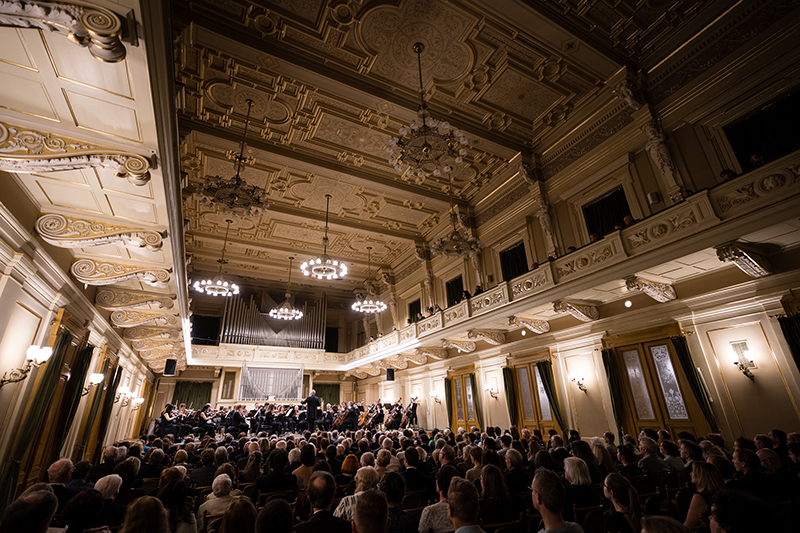 Poslové starých časů, 23. března 2023 – Filharmonie Brno a Alexander Liebreich (foto Jan Prokopius)