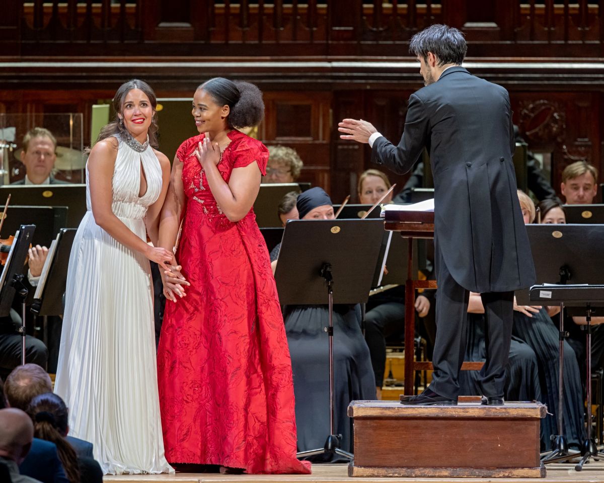 Pretty Yende & Nadine Sierra, Giacomo Sagripanti, PKF – Prague Philharmonia, 1. března 2023, Smetanova síň Obecního domu, Praha (zdroj Nachtigall Artists, foto Petr Dyrc)