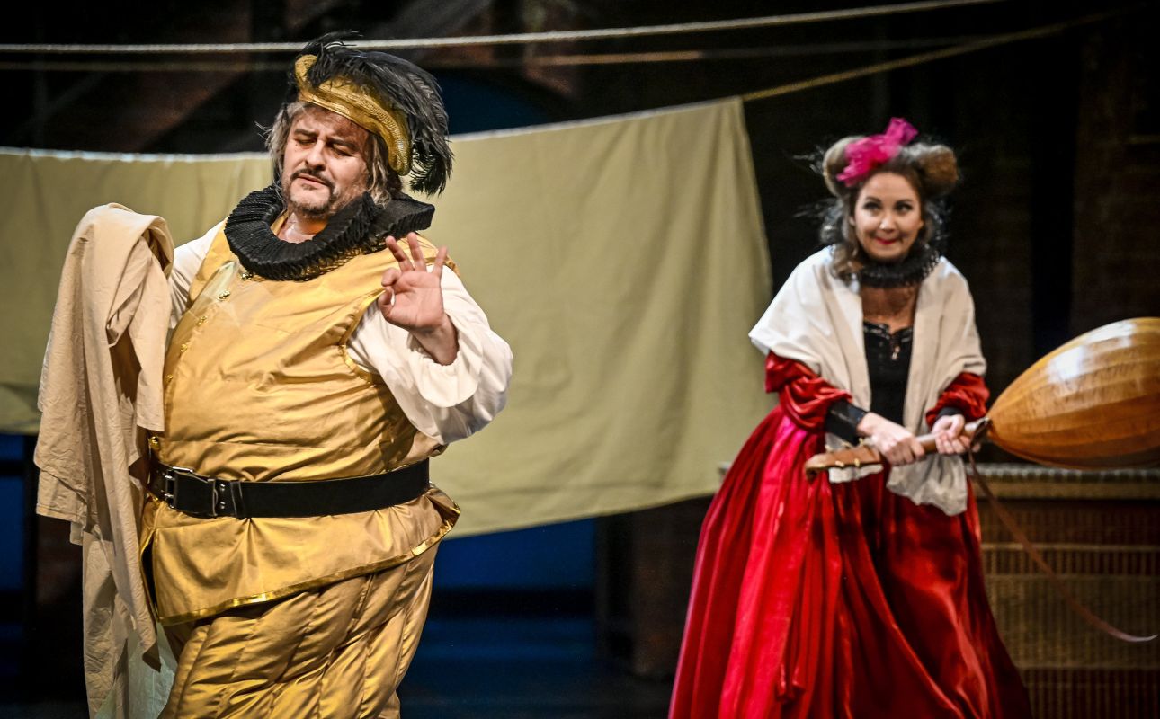 Giuseppe Verdi: Falstaff, 5. dubna 2023, Janáčkovo divadlo – Luis Cansino, Pavla Vykopalová (foto Marek Olbrzymek)