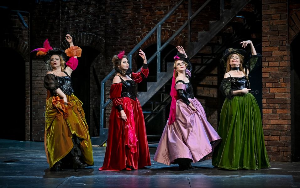 Giuseppe Verdi: Falstaff – Jana Hrochová, Pavla Vykopalová, Doubravka Součková, Markéta Cukrová, 5. dubna 2023, Janáčkovo divadlo (foto Marek Olbrzymek)