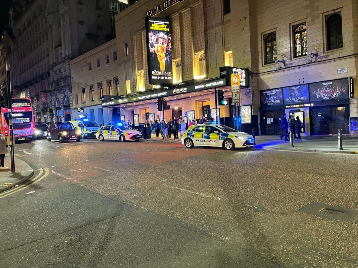 Policejní zásah v Palace Theatre Manchester, 7. dubna 2023 (zdroj Twitter, foto Tashalou96)