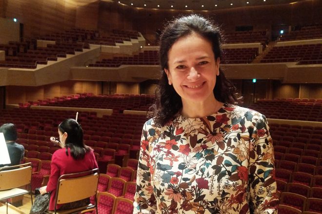 Simona Houda Šaturová na generální zkoušce s Tokyo Symphony Orchestra (fotografie se souhlasem Simony Houdy Šaturové)