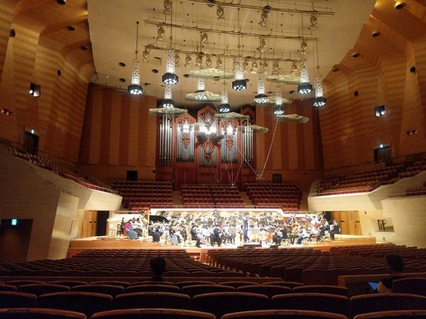 Simona Houda Šaturová na generální zkoušce s Tokyo Symphony Orchestra (fotografie se souhlasem Simony Houdy Šaturové)