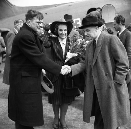 Dmitrij Šostakovič a min Kopecký na letišti, 1947 (zdroj Archiv B&M Chochola)