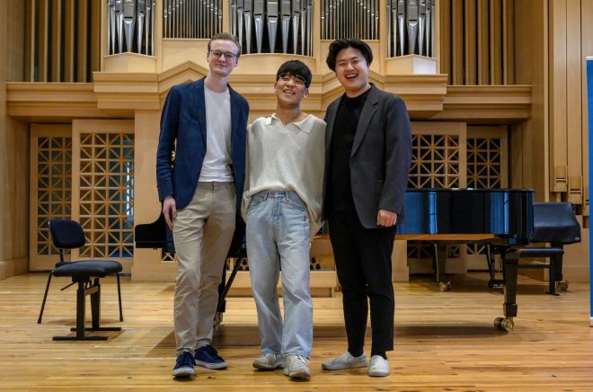 Finalisté Mezinárodní hudební soutěže Pražské jaro v oboru viola: Sào Soulez Larivière, Kyungsik Shin a Eric Seohyun Moon (zdroj Pražské jaro, foto Petra Hajská)