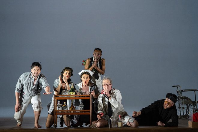 Erich Wolfgang Korngold: The Dead City, English National Opera, 2023 – William Morgan, Clare Presland, Rhian Lois, Innocent Masuku, Hubert Francis a Audun Iversen (foto Helen Murray)