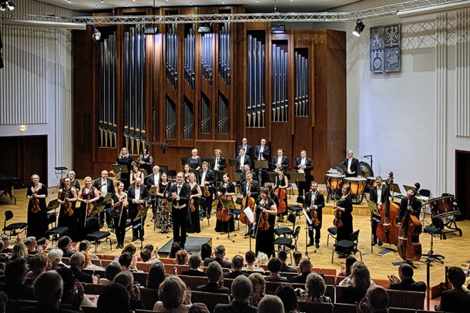 Cécile hraje Boiffin, 22. května 2023 – Cécile Boiffin, Martin Lebel a Komorní filharmonie Pardubice (zdroj Komorní filharmonie Pardubice)