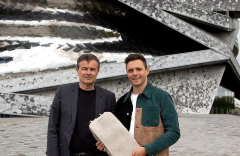 Ředitel Pařížské filharmonie Olivier Mantei a Damien Quintard představují vibrační batoh (zdroj SoundX)