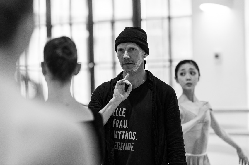 Johan Kobborg během zkoušky s tanečníky Baletu Národního divadla (foto Sergei Gherciu)