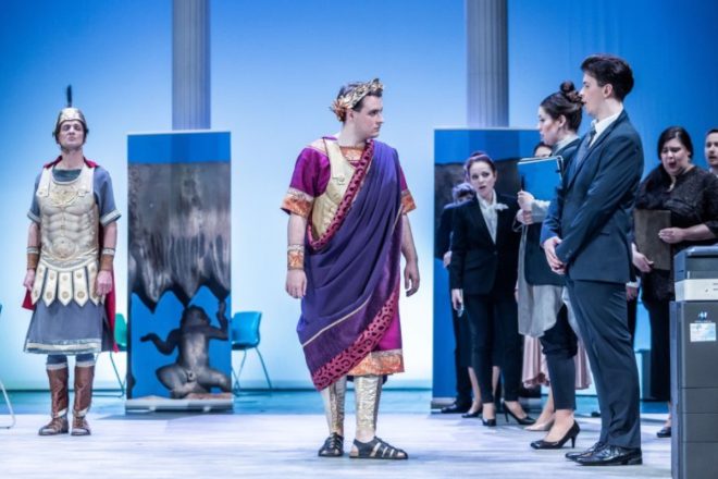 Wolfgang Amadeus Mozart: Titus, Moravské divadlo Olomouc – Marek Žihla a Vojtěch Pelka (foto Daniel Schulz)