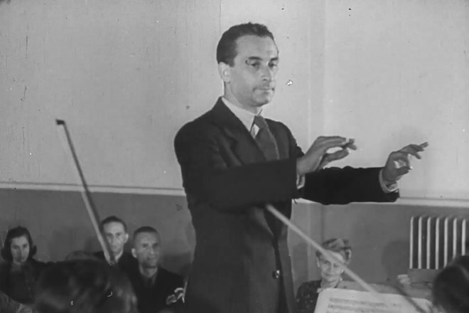 Karel Ančerl diriguje smyčcový orchestr terezínských vězňů, 1944 (zdroj Ivan Bierhanzl)