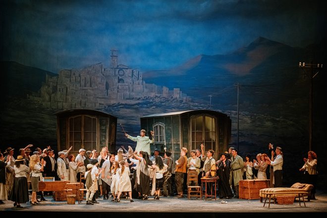 Ruggero Leoncavallo: Komedianti, Státní opera: Sbor Státní opery (foto Jan Hromádko)