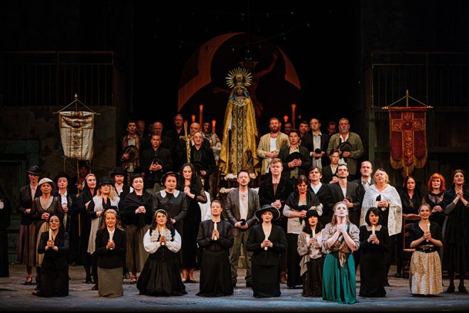 Pietro Mascagni: Sedlák kavalír, Státní opera: Ester Pavlů jako Santuzza a Sbor Státní opery (foto Jan Hromádko)
